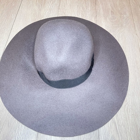 Grey Hat​​‎ - Picture 2 of 2